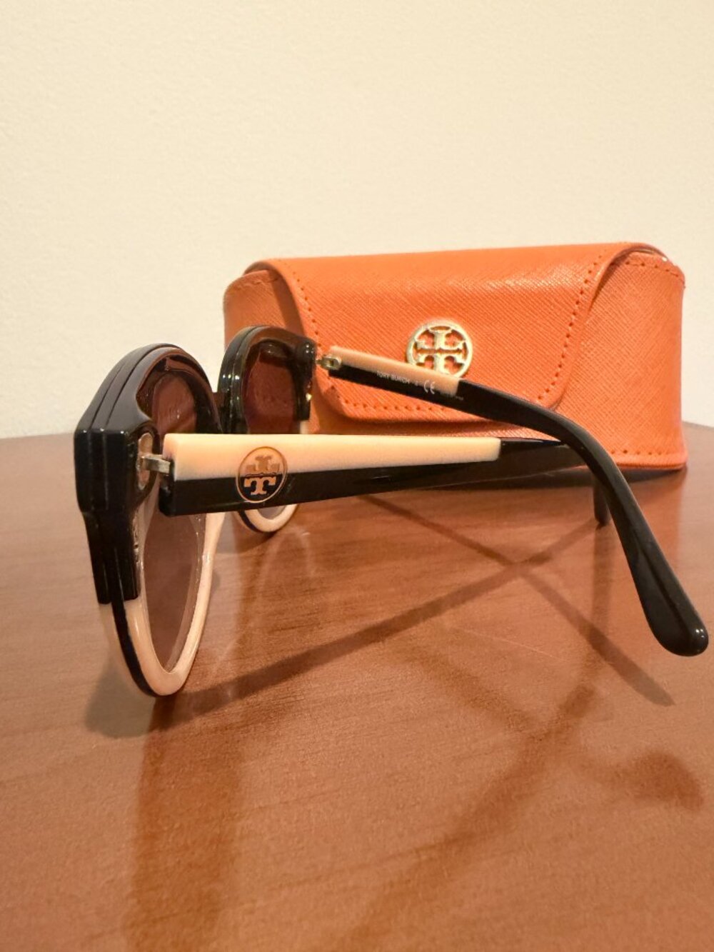 Tory Burch Panama TY7062 sunglasses in black and cream with signature case - Picture 3 of 11